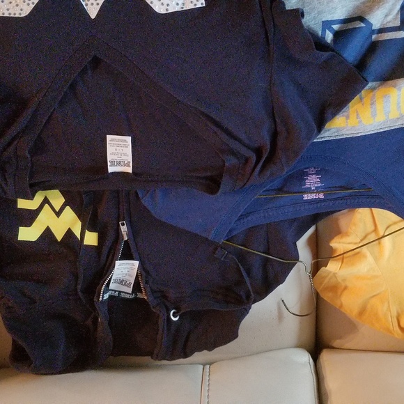 WvU medium lot bundle and save! - Picture 3 of 4